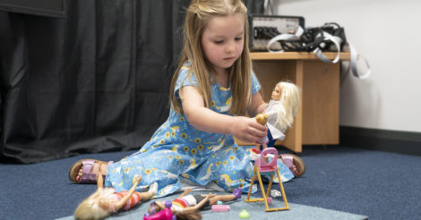 Новое исследование показало, что игра в куклы помогает детям развивать эмпатию и навыки обработки социальной информации